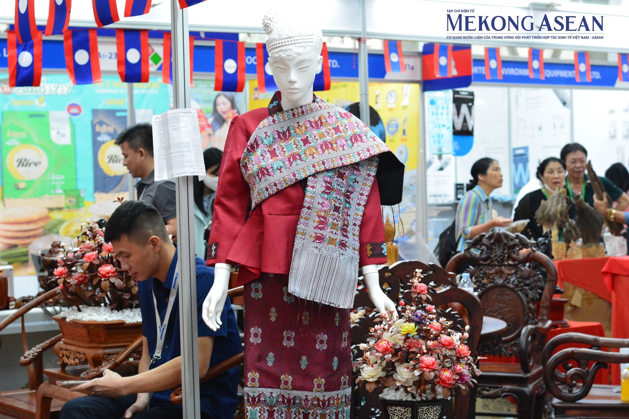 Gian h&agrave;ng L&agrave;o mang đến c&aacute;c sản phẩm đầy truyền thống như trang phục, c&aacute;c đồ thủ c&ocirc;ng mỹ nghệ. Ảnh: L&ecirc; Hồng Nhung - Mekong ASEAN