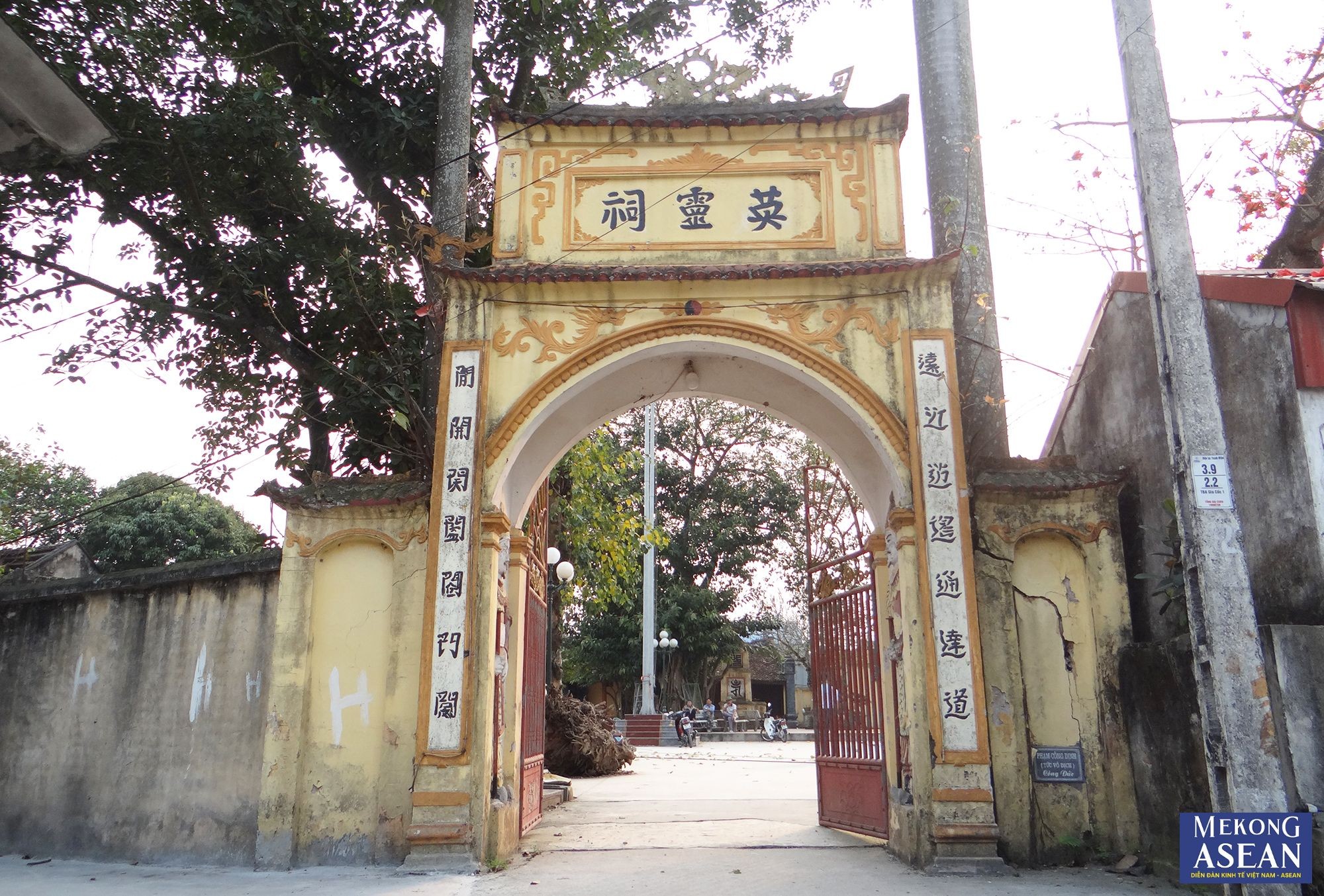 Ngh&egrave; v&agrave; ch&ugrave;a Gia Cốc tọa lạc tại th&ocirc;n Gia Cốc, x&atilde; Tứ Cường, huyện Thanh Miện, tỉnh Hải Dương.