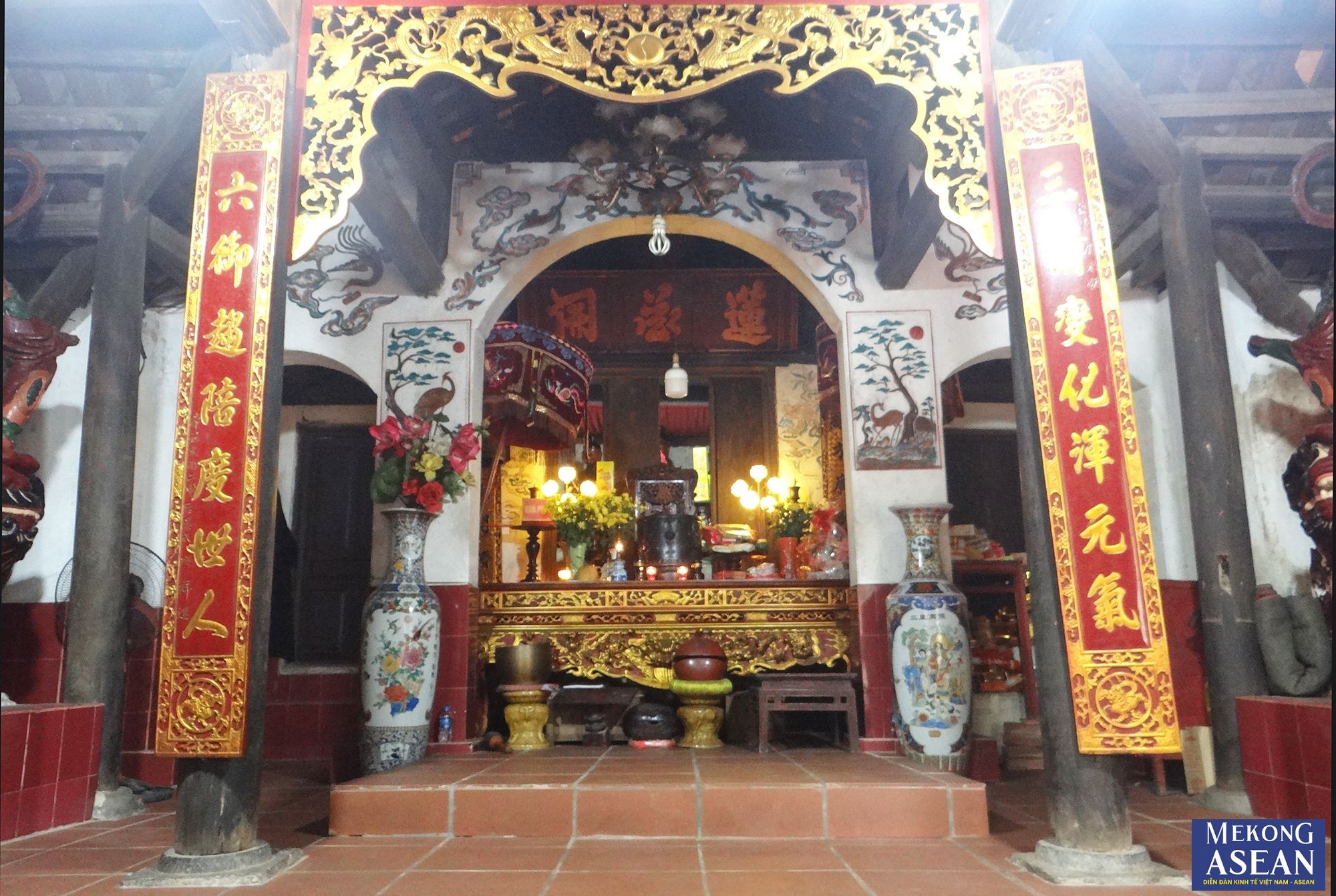 B&ecirc;n trong ch&ugrave;a Gia Cốc.