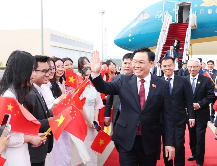 Chủ tịch Quốc hội Vương Đình Huệ bắt đầu thăm chính thức Trung Quốc