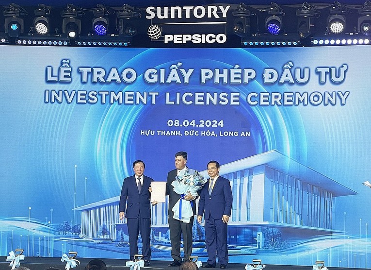 Đại diện Bộ Kế hoạch v&agrave; Đầu tư trao giấy ph&eacute;p đầu tư cho Suntory PepsiCo Việt Nam tại Long An. Nguồn: B&aacute;o C&ocirc;ng Thương.