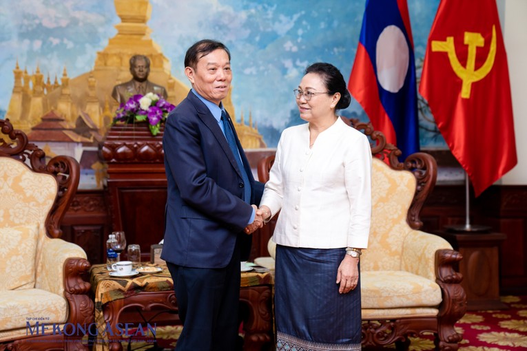 Chủ tịch Hội VASEAN B&ugrave;i Tất Thắng gửi lời ch&uacute;c mừng năm mới tới Đại sứ L&agrave;o tại Việt Nam, b&agrave; Khamphao Ernthavanh. Ảnh: Qu&aacute;ch Sơn-Mekong ASEAN