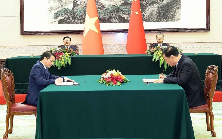 Chủ tịch Quốc hội Vương Đ&igrave;nh Huệ v&agrave; Ủy vi&ecirc;n trưởng Triệu Lạc Tế chứng kiến Lễ k&yacute; Thỏa thuận hợp t&aacute;c giữa Văn ph&ograve;ng Quốc hội Việt Nam v&agrave; Văn ph&ograve;ng Nh&acirc;n đại to&agrave;n quốc Trung Quốc. Ảnh: Cổng TTĐT Quốc hội