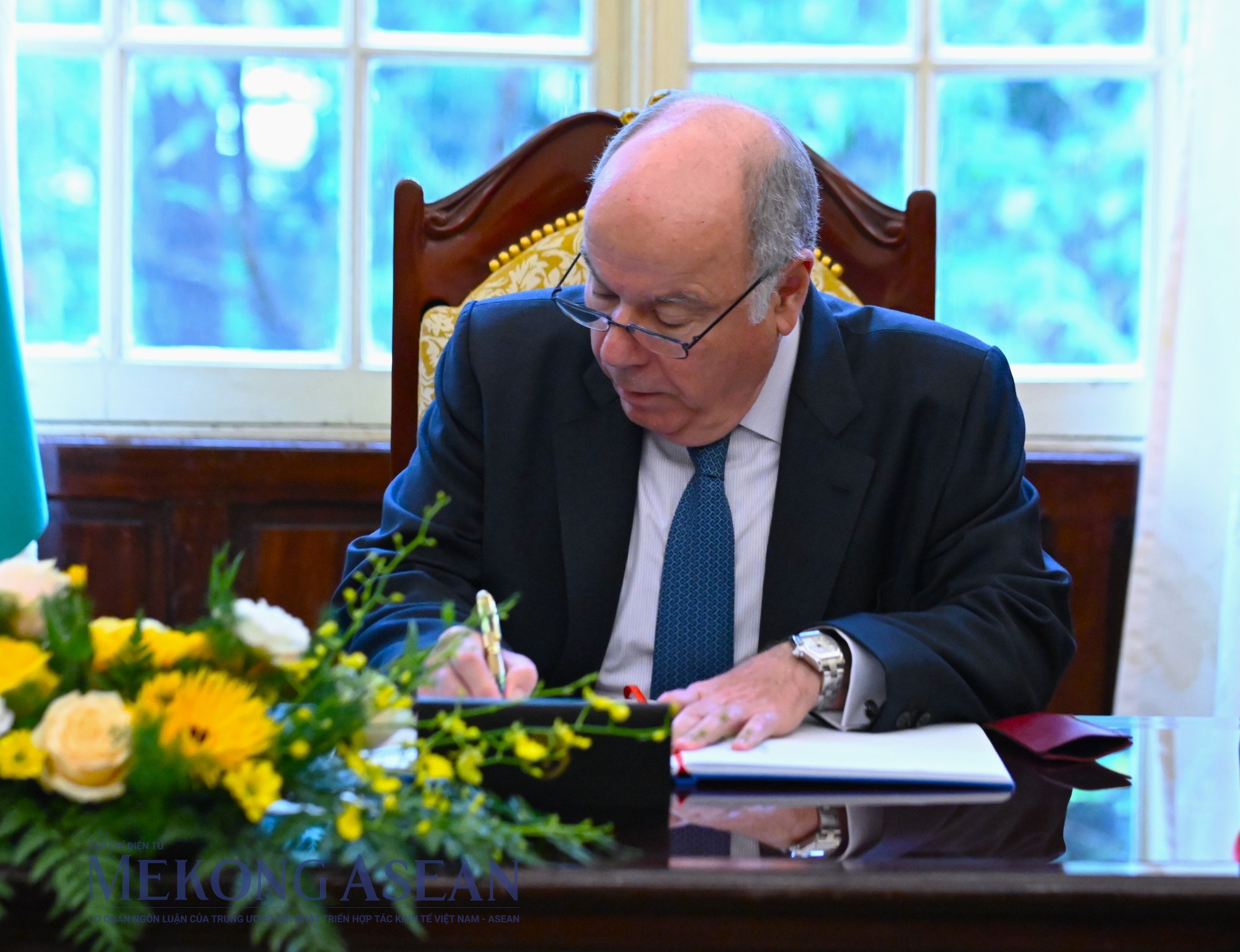 Bộ trưởng Ngoại giao Brazil Mauro Vieira ghi sổ v&agrave;ng lưu niệm tại Bộ Ngoại giao Việt Nam. Ảnh: Đỗ Thảo - Mekong ASEAN