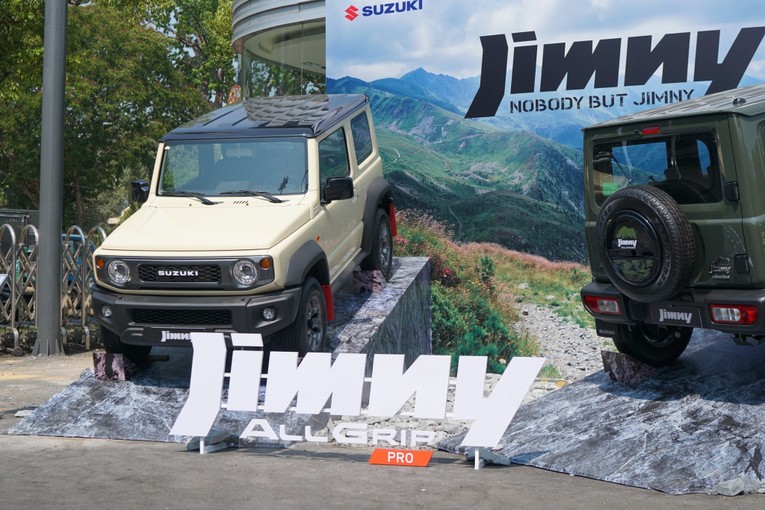 Suzuki Jimny li&ecirc;n tục ch&aacute;y h&agrave;ng ở thị trường ch&acirc;u &Aacute;. Ảnh: Otofun.