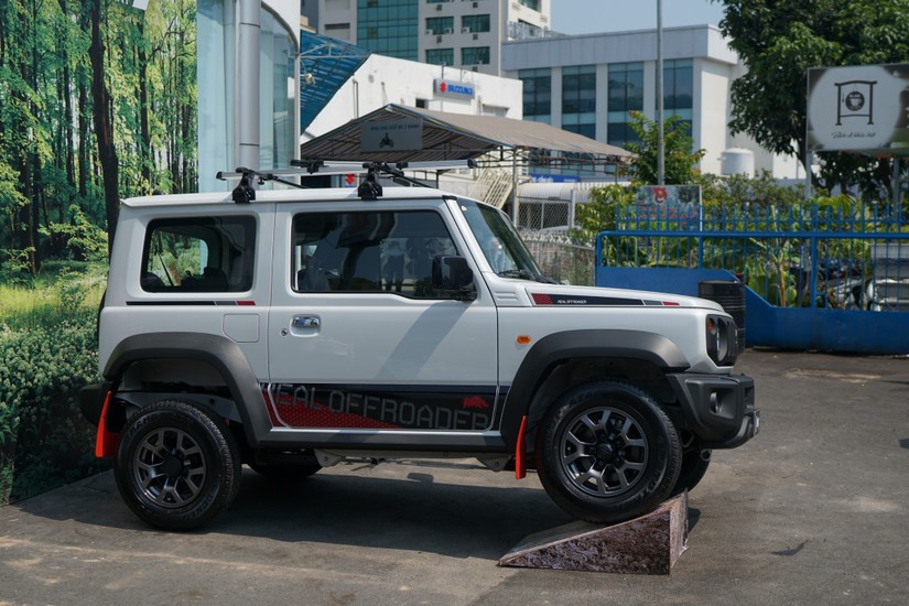 Mẫu SUV Jimny lộ diện tại đại l&yacute; ở TPHCM. Ảnh: Otofun.