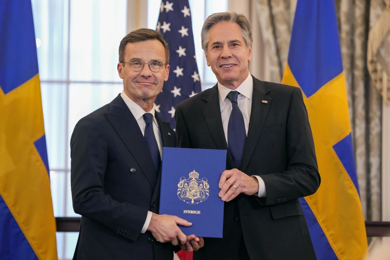 Thủ tướng Thụy Điển Ulf Kristersson (tr&aacute;i) b&agrave;n giao văn kiện gia nhập NATO cho Ngoại trưởng Mỹ Antony Blinken (phải), ng&agrave;y 8/3. Ảnh: AP