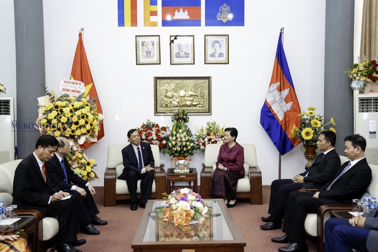 Chủ tịch Hội VASEAN B&ugrave;i Tất Thắng gửi lời ch&uacute;c mừng năm mới tới Đại sứ cũng như to&agrave;n thể c&aacute;n bộ c&ocirc;ng t&aacute;c tại Đại sứ qu&aacute;n Campuchia ở Việt Nam. Ảnh: Qu&aacute;ch Sơn - Mekong ASEAN