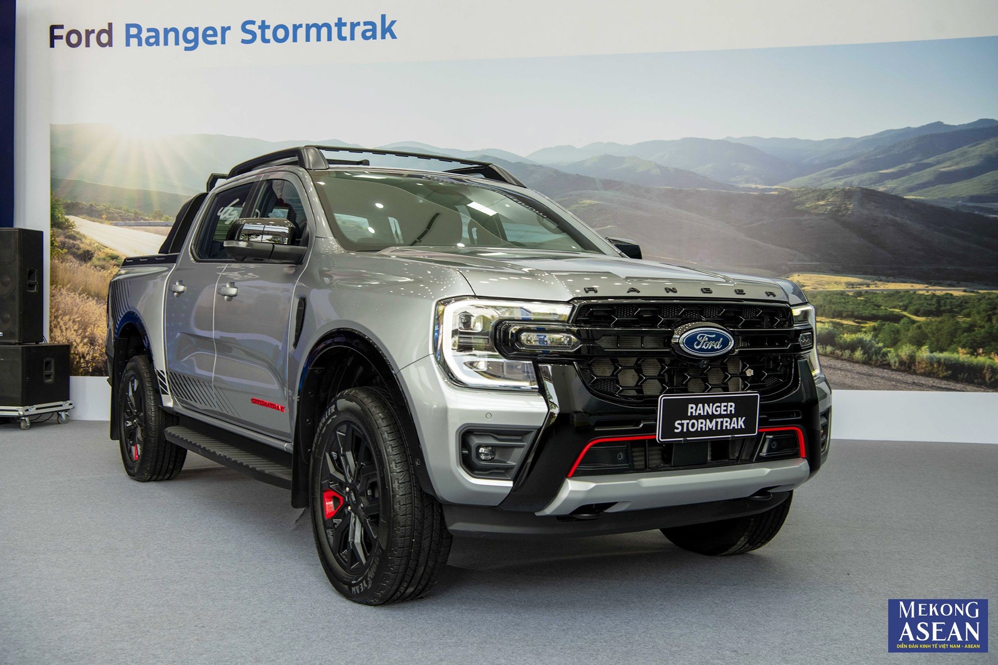 Về thiết kế ngoại thất, phần đầu xe Ford Ranger Stormtrak được bổ sung c&aacute;c đ&egrave;n trợ s&aacute;ng nằm tr&ecirc;n thanh trang tr&iacute; giữa lưới tản nhiệt gi&uacute;p cải thiện tầm nh&igrave;n ở nhiều điều kiện thời tiết kh&aacute;c nhau, đặc biệt hữu &iacute;ch khi l&aacute;i xe v&agrave;o ban đ&ecirc;m.