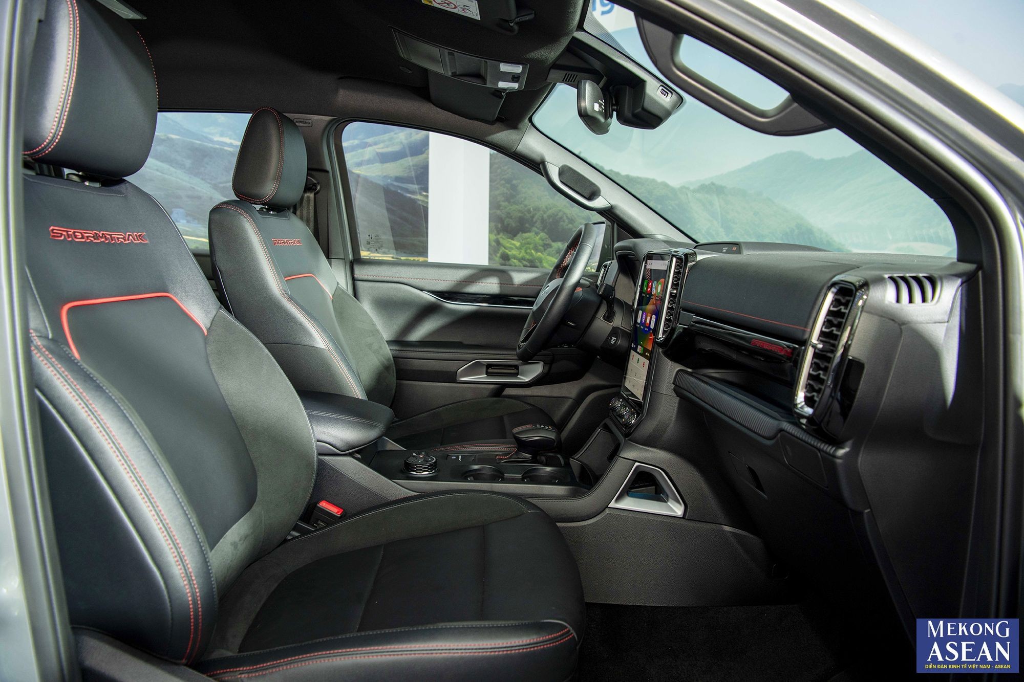 Trong khoang nội thất, Ford Ranger Stormtrak được bọc da với phối m&agrave;u đen đỏ cao cấp, d&ograve;ng chữ Stormtrak được th&ecirc;u tr&ecirc;n lưng ghế c&ugrave;ng đường chỉ may trang tr&iacute; m&agrave;u đỏ tr&ecirc;n c&aacute;c vị tr&iacute; bọc da, kết hợp c&ugrave;ng ốp mạ Chrome tăng sự sang trọng.