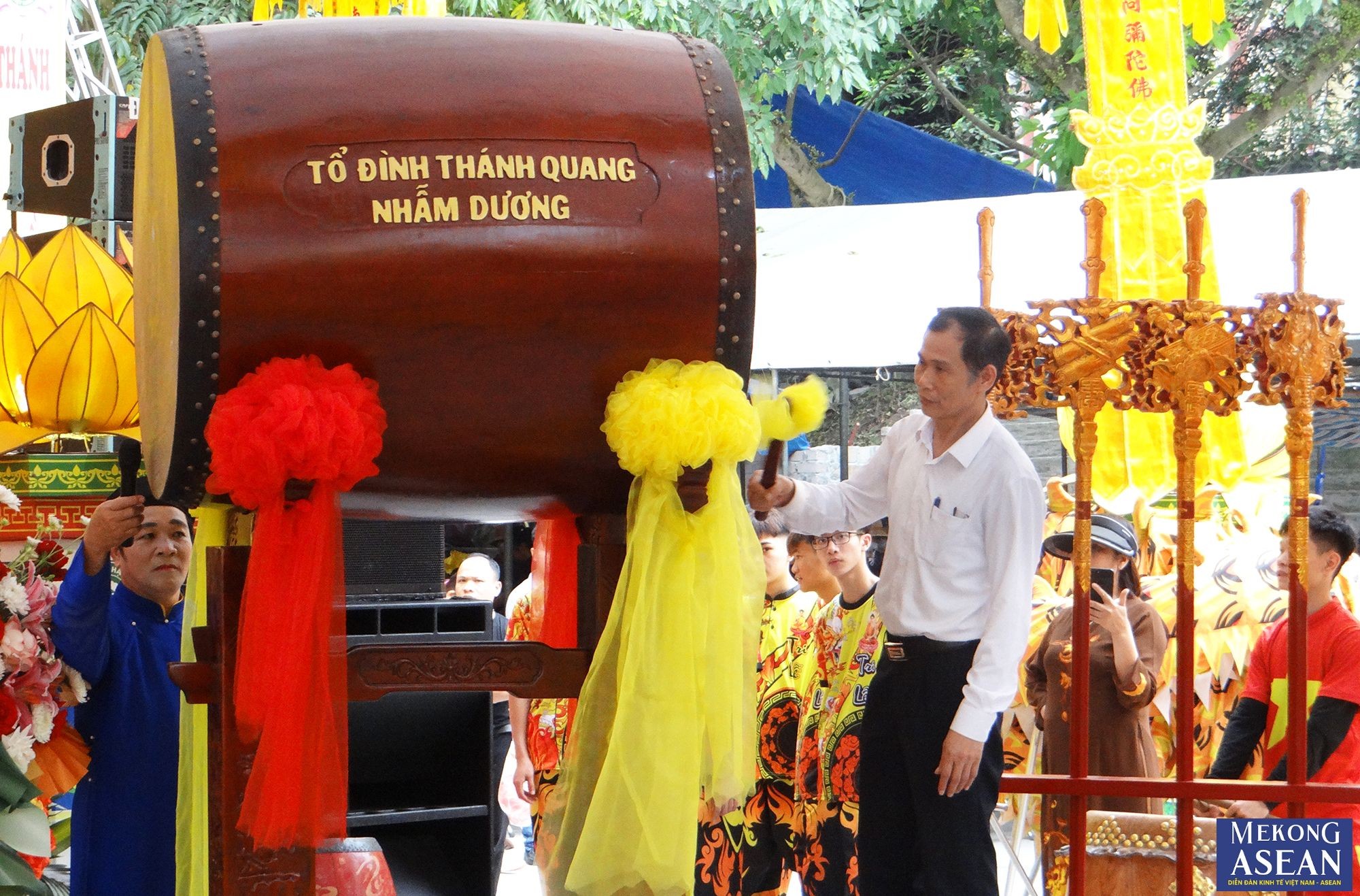 &Ocirc;ng Trương Đức San, Chủ tịch UBND thị x&atilde; Kinh M&ocirc;n đ&aacute;nh trống khai hội.