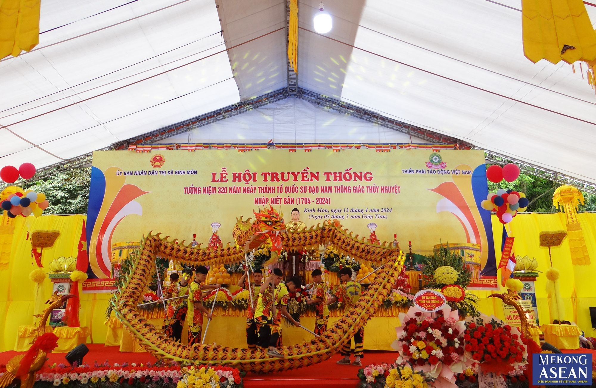 Biểu diễn m&uacute;a rồng tại lễ hội.