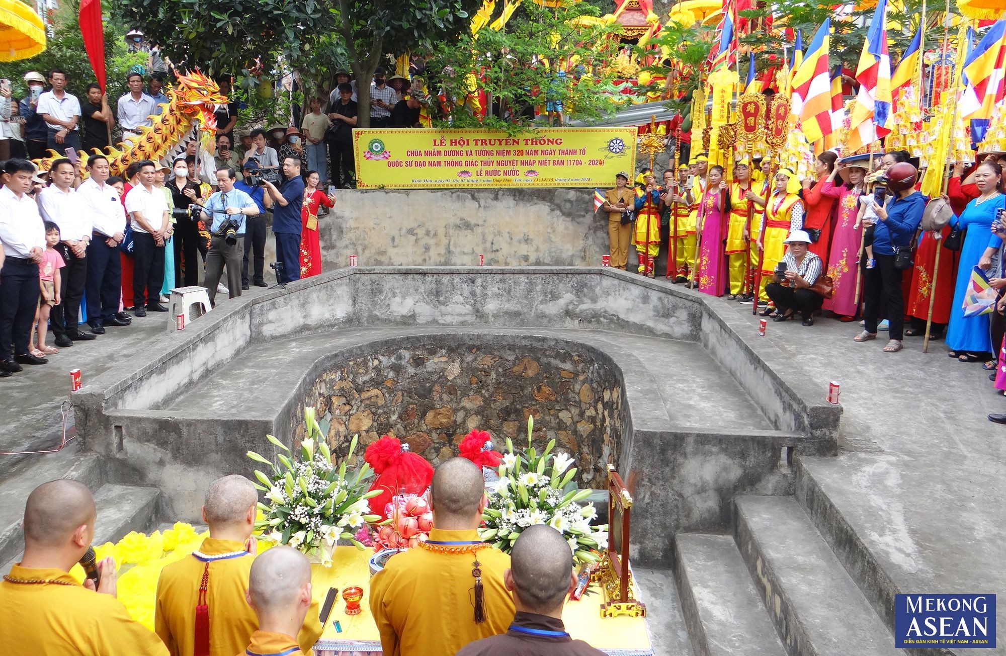 C&aacute;c nh&agrave; sư l&agrave;m lễ tại giếng Nhẫm.