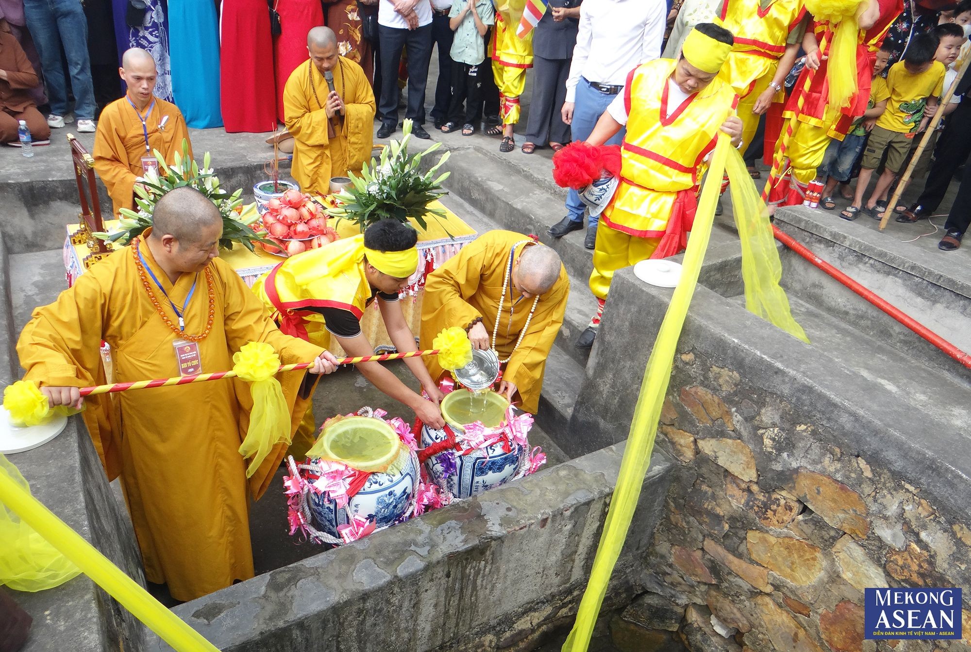 2 ch&oacute;e nước sau đ&oacute; được đưa về ch&ugrave;a Nhẫm Dương để thực hiện nghi lễ mộc dục.