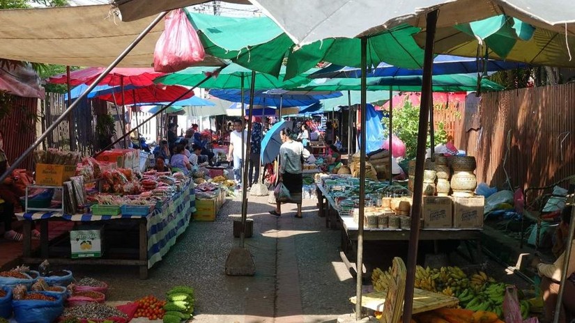 Một khu chợ tại L&agrave;o. Ảnh: Klook
