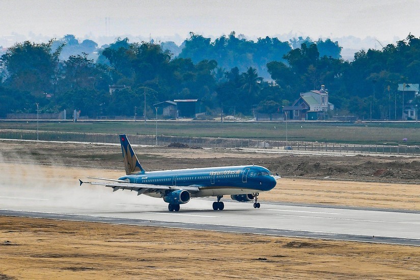 M&aacute;y bay Airbus A321 của Vietnam Airlines hạ c&aacute;nh tại s&acirc;n bay Điện Bi&ecirc;n Phủ.