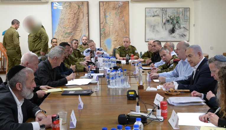 Thủ tướng Benjamin Netanyahu triệu tập cuộc họp nội c&aacute;c thời chiến ở Tel Aviv. Ảnh: Times of Israel