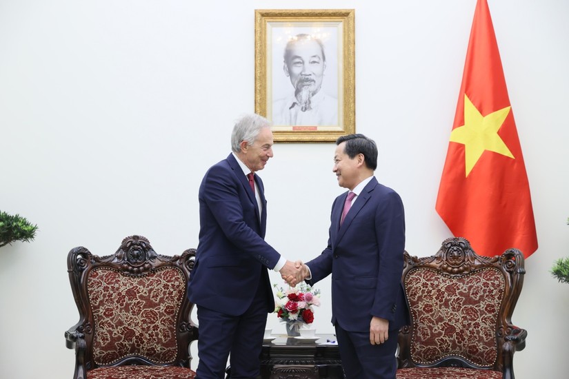 Ph&oacute; Thủ tướng L&ecirc; Minh Kh&aacute;i tiếp &ocirc;ng Tony Blair, cựu Thủ tướng Anh, Chủ tịch điều h&agrave;nh Viện Tony Blair v&igrave; sự thay đổi to&agrave;n cầu (Viện TBI). Ảnh VGP.