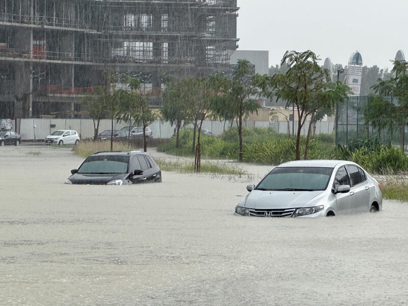 Mưa lớn khiến đường phố Dubai ch&igrave;m trong nước lũ ng&agrave;y 16/4/2024. Ảnh: Le Monde