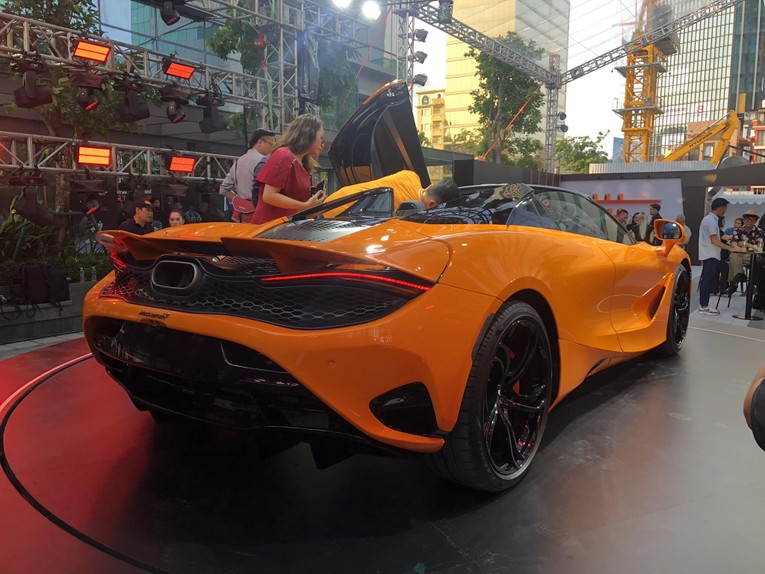 To&agrave;n bộ khung xe được chế tạo từ sợi carbon. Ảnh: L&ecirc; An.