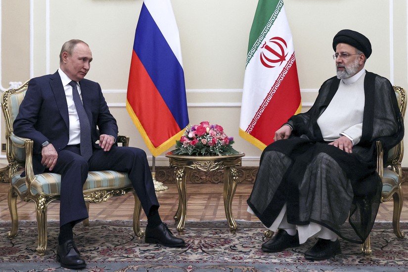 Tổng thống Nga Vladimir Putin (tr&aacute;i) v&agrave; Tổng thống Iran Ebrahim Raisi (phải) tại cung điện Saadabad, Tehran, Iran, ng&agrave;y 19/7/2022. Ảnh: AP