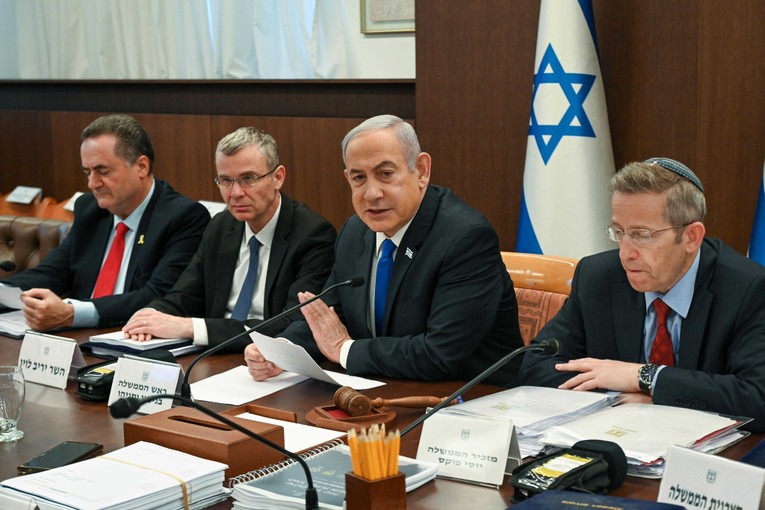 Thủ tướng Benjamin Netanyahu (thứ hai b&ecirc;n phải) chủ tr&igrave; cuộc họp nội c&aacute;c, ng&agrave;y 17/4. Ảnh: GPO