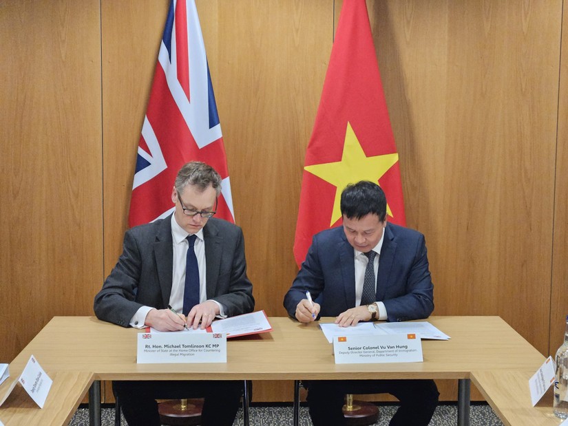 Đại t&aacute; Vũ Văn Hưng - Ph&oacute; Cục trưởng Cục Quản l&yacute; Xuất nhập cảnh, Bộ C&ocirc;ng an Việt Nam v&agrave; &ocirc;ng Michael Tomlinson - Thứ trưởng phụ tr&aacute;ch ph&ograve;ng chống xuất nhập cảnh tr&aacute;i ph&eacute;p, Bộ Nội vụ Anh k&yacute; Tuy&ecirc;n bố chung t&aacute;i khẳng định quan hệ hợp t&aacute;c chặt chẽ trong vấn đề di cư giữa Việt Nam v&agrave; Vương quốc Anh. Ảnh: ĐSQ Anh tại Việt Nam