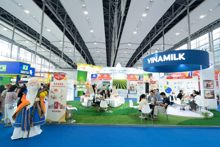 Vinamilk xuất hiện tại nhiều hội chợ quốc tế lớn ở c&aacute;c thị trường chủ lực như Dubai, Trung Quốc...
