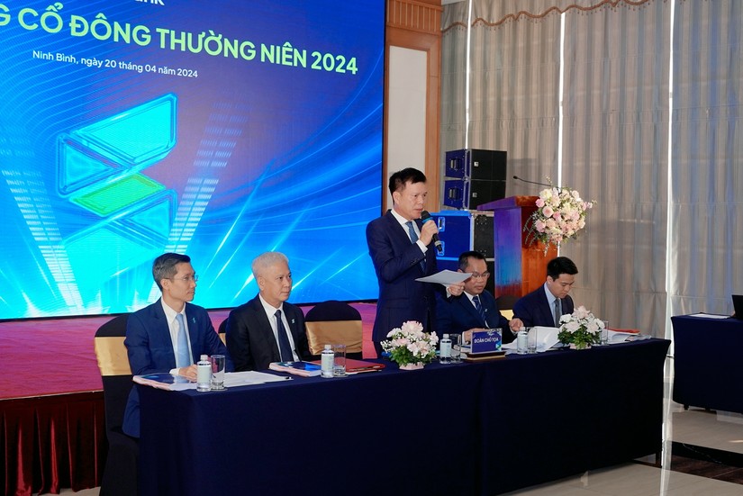 Chủ tịch HĐQT Phạm Mạnh Thắng (giữa) ph&aacute;t biểu tại Đại hội.