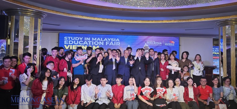 Đại sứ Malaysia tại Việt Nam Dato Tan Yang Thai, CEO EMGS Novie Bin Tajuddin chụp ảnh c&ugrave;ng c&aacute;c em học sinh tới tham dự Ng&agrave;y hội Gi&aacute;o dục To&agrave;n cầu Malaysia tổ chức tại H&agrave; Nội ng&agrave;y 21/4/2024. Ảnh: Ng&acirc;n H&agrave; - Mekong ASEAN