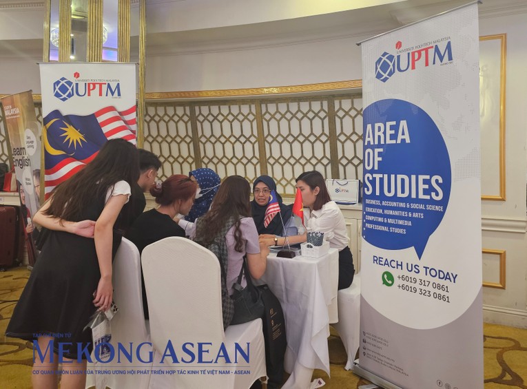 C&aacute;c em học sinh tham gia tư vấn tại Ng&agrave;y hội Gi&aacute;o dục To&agrave;n cầu Malaysia tổ chức tại H&agrave; Nội ng&agrave;y 21/4/2024. Ảnh: Ng&acirc;n H&agrave; - Mekong ASEAN