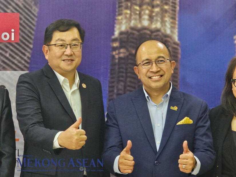 Đại sứ Malaysia tại Việt Nam Dato Tan Yang Thai c&ugrave;ng CEO EMGS Novie Bin Tajuddin tại Ng&agrave;y hội Gi&aacute;o dục To&agrave;n cầu Malaysia tổ chức tại H&agrave; Nội ng&agrave;y 21/4/2024. Ảnh: Ng&acirc;n H&agrave; - Mekong ASEAN
