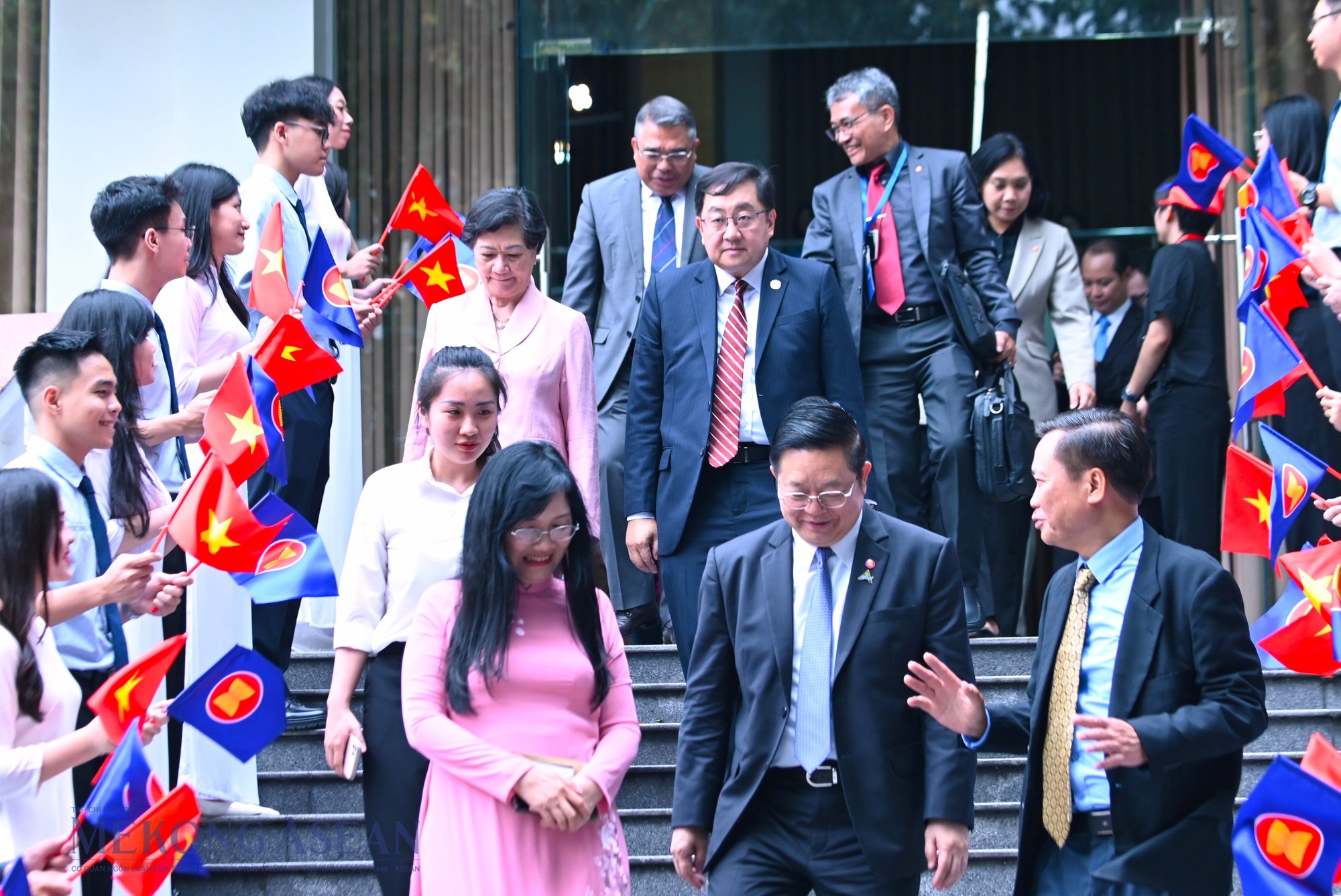 Sinh vi&ecirc;n Học viện Ngoại giao vẫy cờ Việt Nam v&agrave; ASEAN ch&agrave;o mừng Tổng thư k&yacute; ASEAN Kao Kim Hourn. Ảnh: Đỗ Thảo - Mekong ASEAN