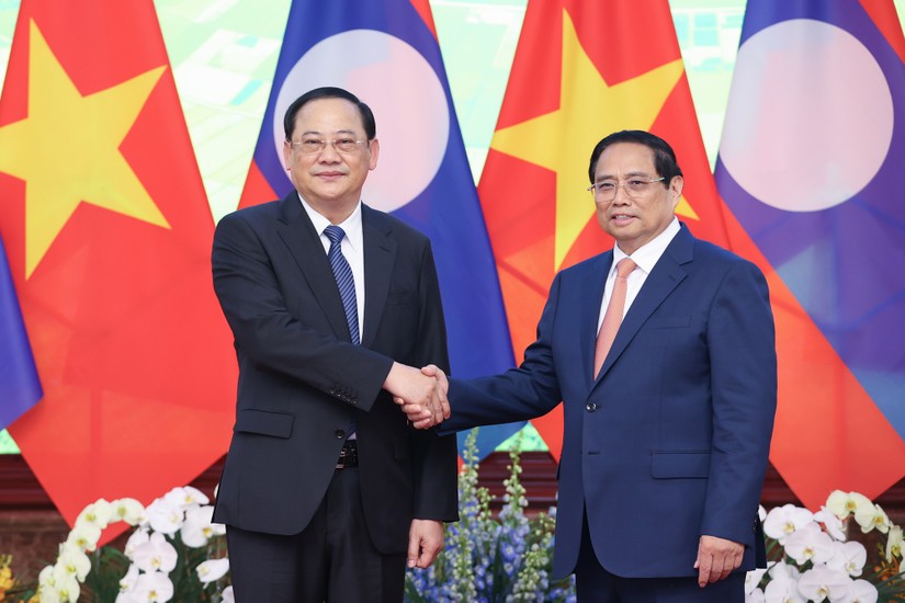 Thủ tướng Phạm Minh Ch&iacute;nh c&ugrave;ng Thủ tướng L&agrave;o Sonexay Siphandone. Ảnh: VGP.