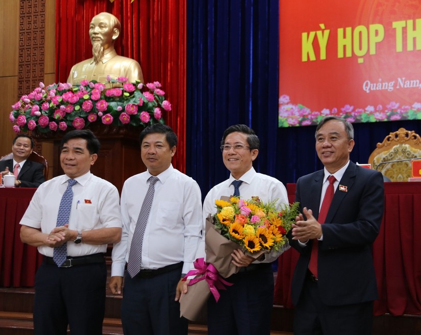 &Ocirc;ng Trần Nam Hưng (cầm hoa) - Ph&oacute; chủ tịch tỉnh Quảng Nam. Ảnh: CTTĐT Quảng Nam