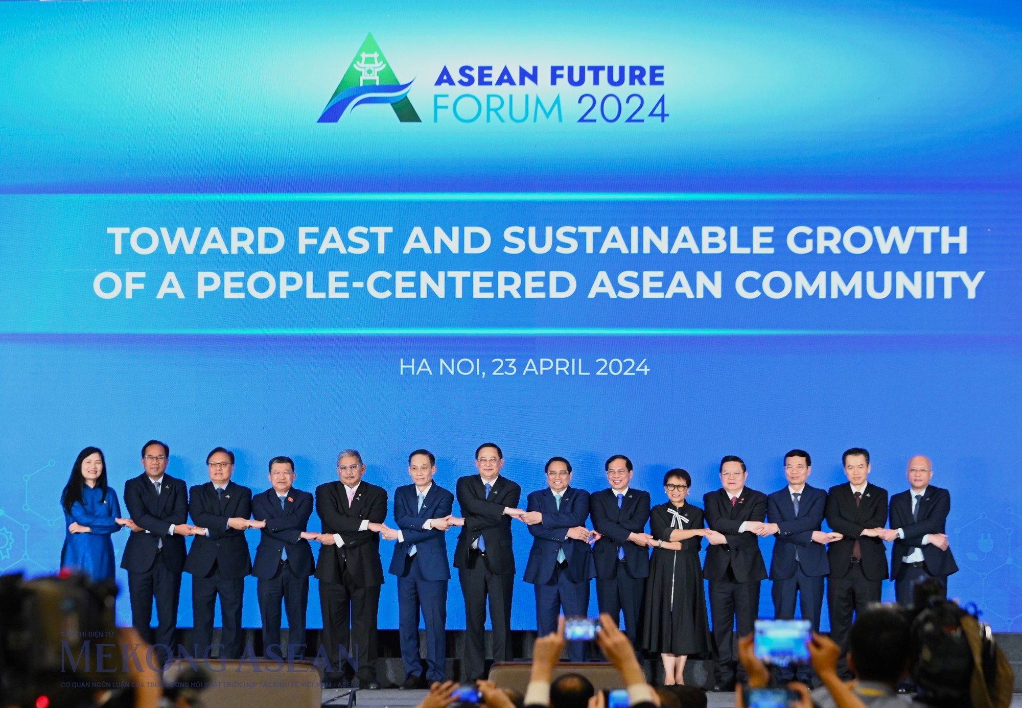 Thủ tướng Phạm Minh Ch&iacute;nh v&agrave; Thủ tướng L&agrave;o Sonexay Siphandone c&ugrave;ng c&aacute;c đại biểu tham dự Diễn đ&agrave;n Tương lai ASEAN. Ảnh: Đỗ Thảo - Mekong ASEAN