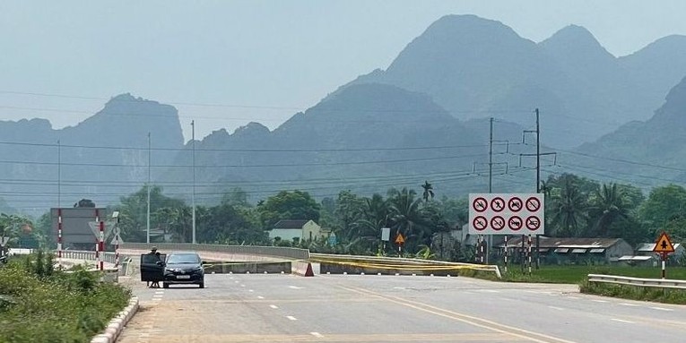 Tại n&uacute;t giao Đồng Thắng (Triệu Sơn), đơn vị thi c&ocirc;ng đ&atilde; chắn lối đi tạm dừng khai th&aacute;c. Nguồn: B&aacute;o Thanh H&oacute;a.