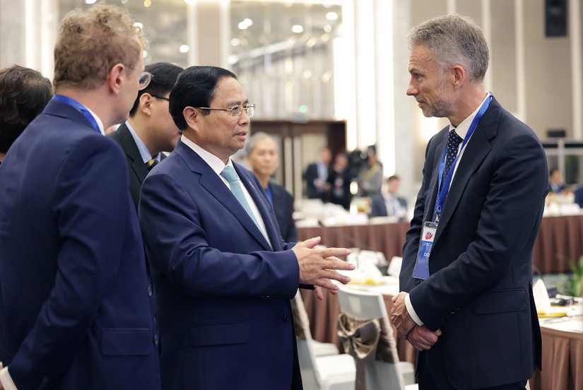 Thủ tướng Phạm Minh Ch&iacute;nh trao đổi với đại diện doanh nghiệp tham dự tọa đ&agrave;m. Ảnh: VGP