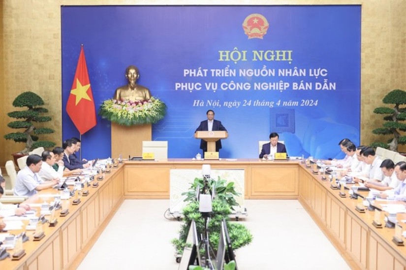 Hội nghị ph&aacute;t triển nguồn nh&acirc;n lực phục vụ c&ocirc;ng nghiệp b&aacute;n dẫn diễn ra tại H&agrave; Nội chiều 24/4 - Ảnh: VGP