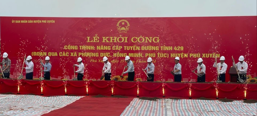 C&aacute;c đại biểu thực hiện nghi thức khởi c&ocirc;ng dự &aacute;n mở rộng tuyến đường tỉnh lộ 429 qua huyện Ph&uacute; Xuy&ecirc;n. Nguồn: UBND huyện Ph&uacute; Xuy&ecirc;n.