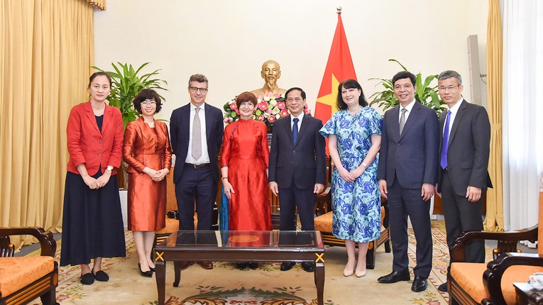 Bộ trưởng Ngoại giao B&ugrave;i Thanh Sơn tiếp b&agrave; Simona-Mirela Miculescu, Chủ tịch Đại hội đồng UNESCO. Ảnh: BNG