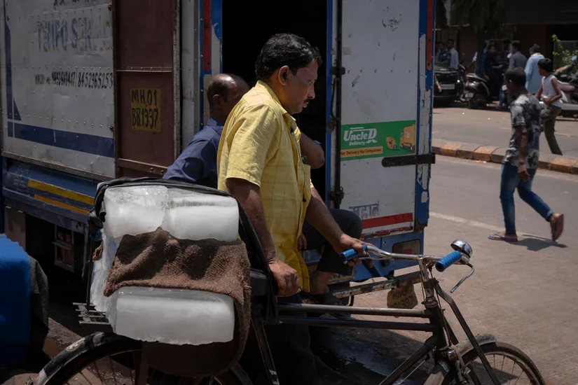 Một người đ&agrave;n &ocirc;ng chở đ&aacute; tr&ecirc;n đường phố Mumbai, Ấn Độ, ng&agrave;y 14/4. Ảnh: CNN