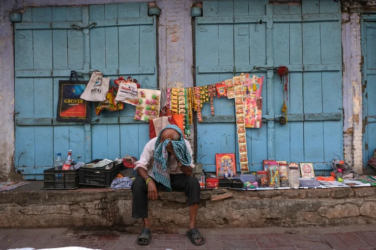 Một người đ&agrave;n &ocirc;ng đang lau mặt trong một ng&agrave;y nắng n&oacute;ng ở New Delhi, Ấn Độ, ng&agrave;y 21/4. Ảnh: CNN
