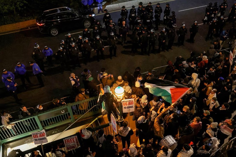 Người biểu t&igrave;nh tại Đại học Columbia đối diện với cảnh s&aacute;t ng&agrave;y 24/4/2024. Ảnh: Reuters