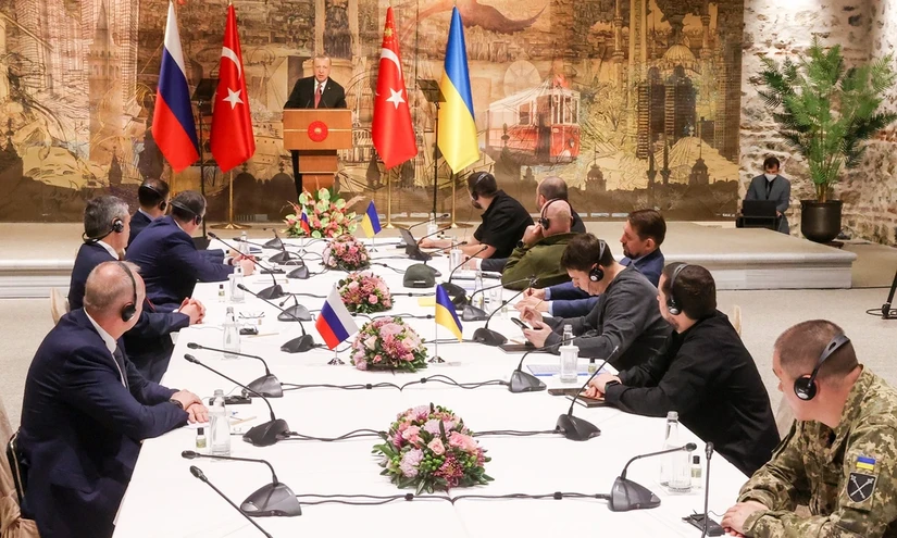 Tổng thống Thổ Nhĩ Kỳ Recep Tayyip Erdogan ph&aacute;t biểu trước ph&aacute;i đo&agrave;n Nga - Ukraine tại cuộc đ&agrave;m ph&aacute;n h&ograve;a b&igrave;nh ở Istanbul, ng&agrave;y 29/3/2022. Ảnh: Reuters