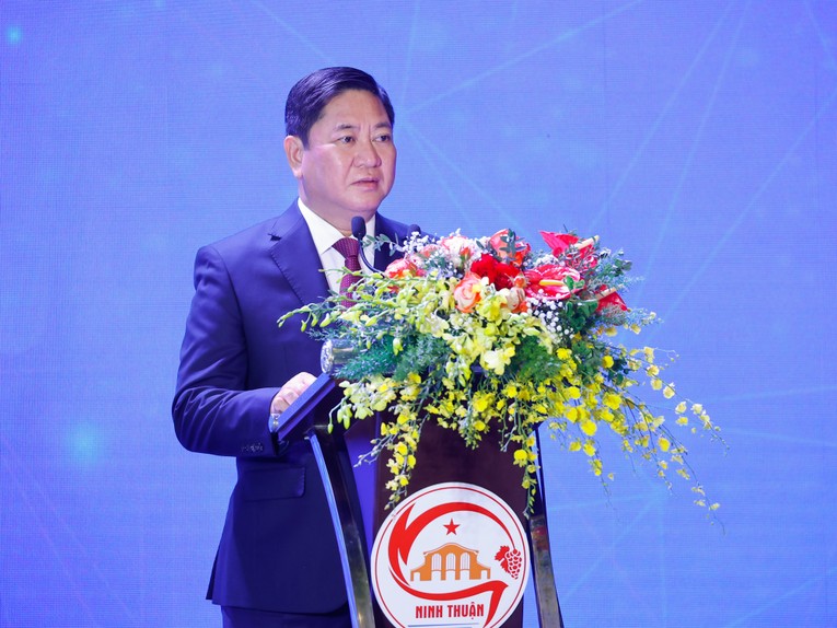 Chủ tịch UBND tỉnh Ninh Thuận Trần Quốc Nam c&ocirc;ng bố nội dung cơ bản Quy hoạch tỉnh thời kỳ 2021 - 2030, tầm nh&igrave;n đến năm 2050. Ảnh: VGP.