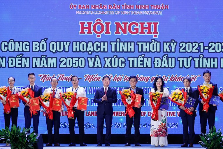 L&atilde;nh đạo tỉnh Ninh Thuận trao quyết định chấp thuận chủ trương đầu tư, giấy chứng nhận đăng k&yacute; đầu tư, bản ghi nhớ nghi&ecirc;n cứu ph&aacute;t triển dự &aacute;n cho 14 nh&agrave; đầu tư. Ảnh: VGP.