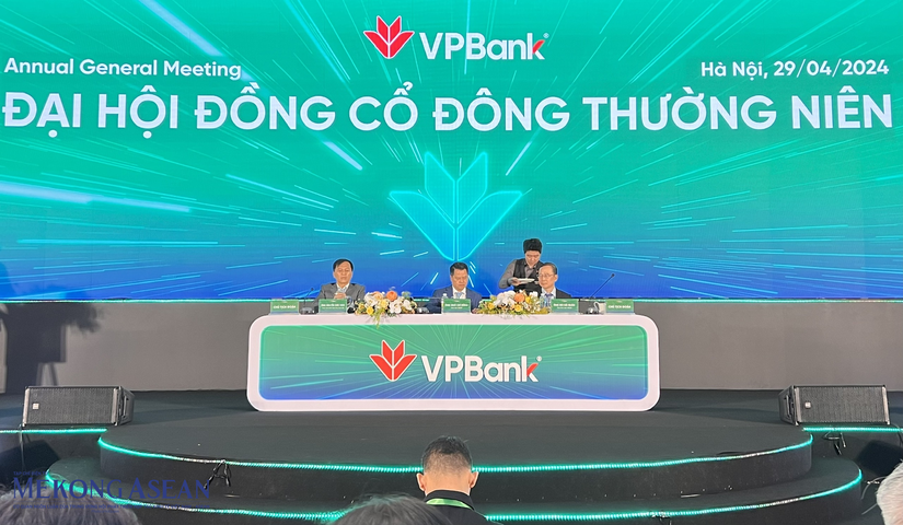 Chủ tịch Ng&ocirc; Ch&iacute; Dũng (giữa) chủ tr&igrave; đại hội, b&ecirc;n cạnh Tổng gi&aacute;m đốc Nguyễn Đức Vinh (tr&aacute;i) v&agrave; Ph&oacute; Chủ tịch B&ugrave;i Hải Qu&acirc;n. Ảnh: Minh Phong - Mekong ASEAN