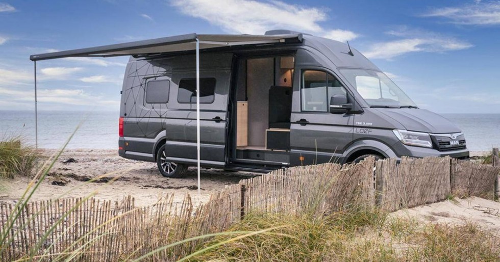 Mẫu xe van cắm trại mới nhất của Loef l&agrave; một nơi th&uacute; vị để tổ chức c&aacute;c buổi tiệc hay c&aacute;c bữa ăn th&acirc;n mật d&agrave;nh cho 10 người. N&oacute; được x&acirc;y dựng tr&ecirc;n khung gầm của chiếc xe van MAN TGE cỡ lớn c&oacute; k&iacute;ch thước d&agrave;i 7.390 mm từ cản va trước tới cản va sau. Nh&agrave; sản xuất cho biết, gi&aacute; xe &ocirc; t&ocirc; Loef 2021 rơi v&agrave;o khoảng 110.000 &ndash; 125.000 Euro (từ 3 &ndash; 3,4 tỷ đồng)