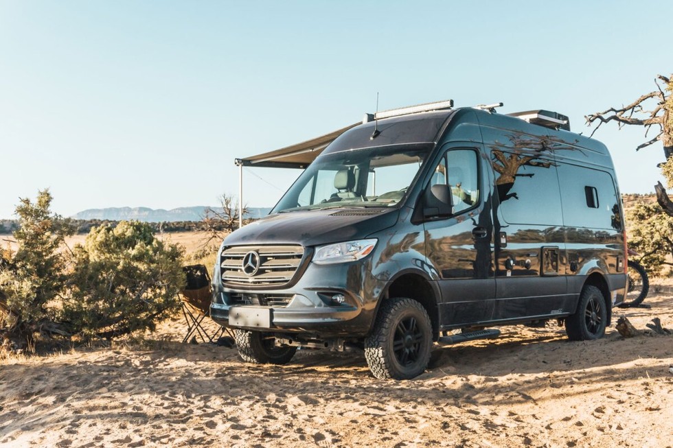 Sanctuary được thiết kế dựa tr&ecirc;n mẫu Mercedes-Benz Sprinter 2500 4&times;4. Kh&ocirc;ng chỉ được n&acirc;ng cấp kh&ocirc;ng gian nội thất, Thor Motor Coach c&ograve;n n&acirc;ng cấp nhiều trang bị b&ecirc;n ngo&agrave;i. Những thay đổi đ&aacute;ng ch&uacute; &yacute; c&oacute; thể thấy b&ecirc;n ngo&agrave;i như bộ lốp địa h&igrave;nh, hệ thống năng lượng mặt trời, d&agrave;n đ&egrave;n LED trợ s&aacute;ng lắp tr&ecirc;n mui xe&hellip;